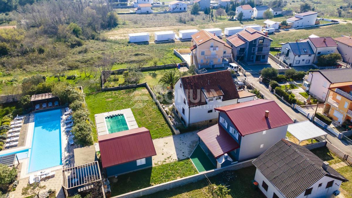 Privlaka – Samostojna hiša z bazenom in dvema stanovanjema na veliki parceli