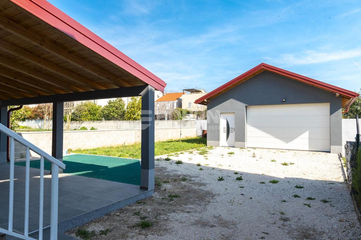 Privlaka – Samostojna hiša z bazenom in dvema stanovanjema na veliki parceli