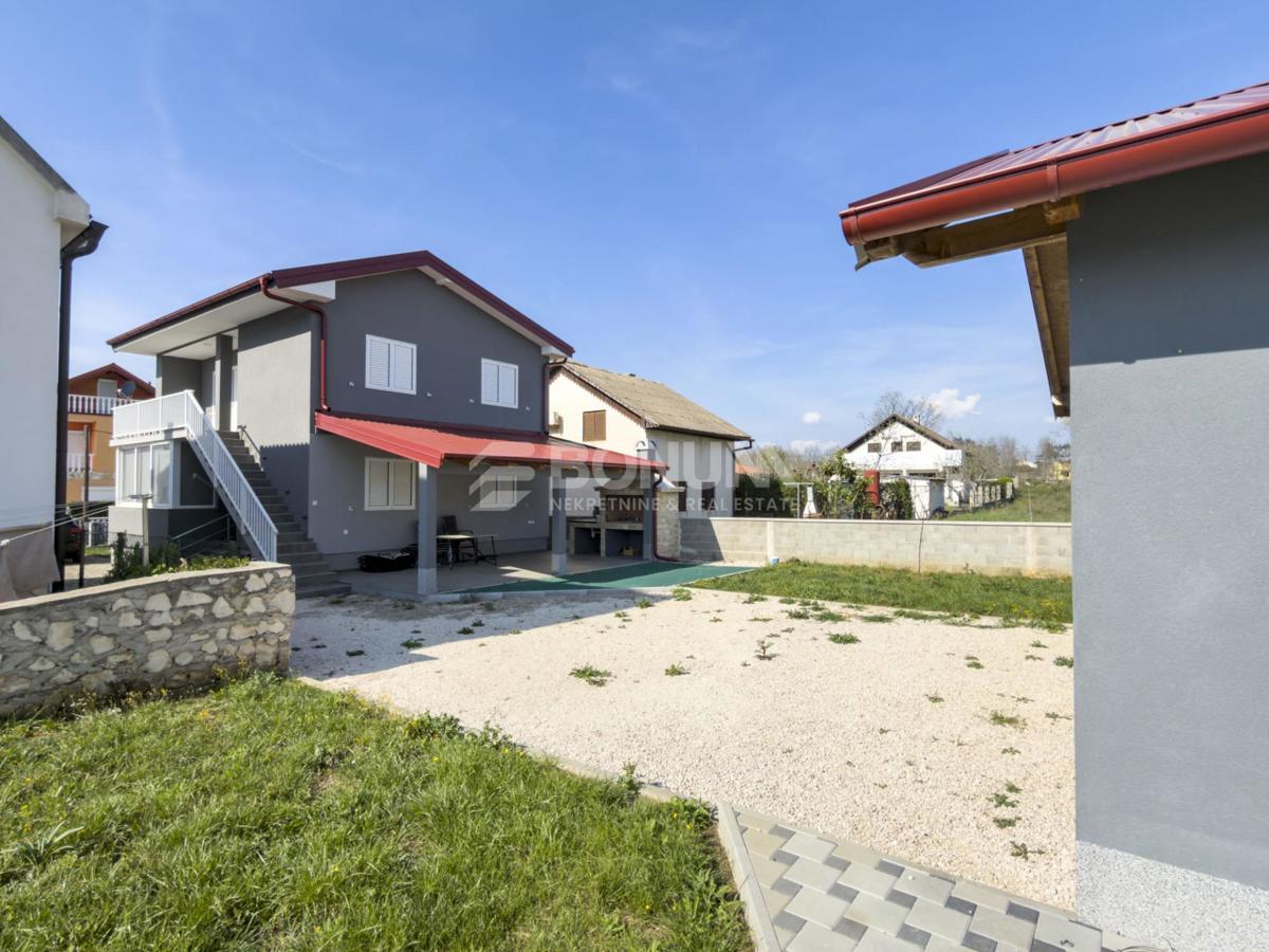 Privlaka – Samostojna hiša z bazenom in dvema stanovanjema na veliki parceli