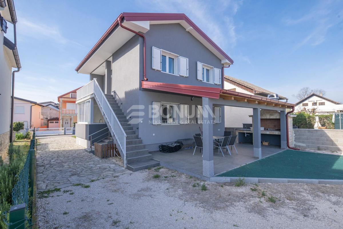Privlaka – Samostojna hiša z bazenom in dvema stanovanjema na veliki parceli