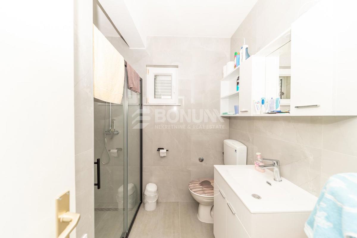 Privlaka – Samostojna hiša z bazenom in dvema stanovanjema na veliki parceli