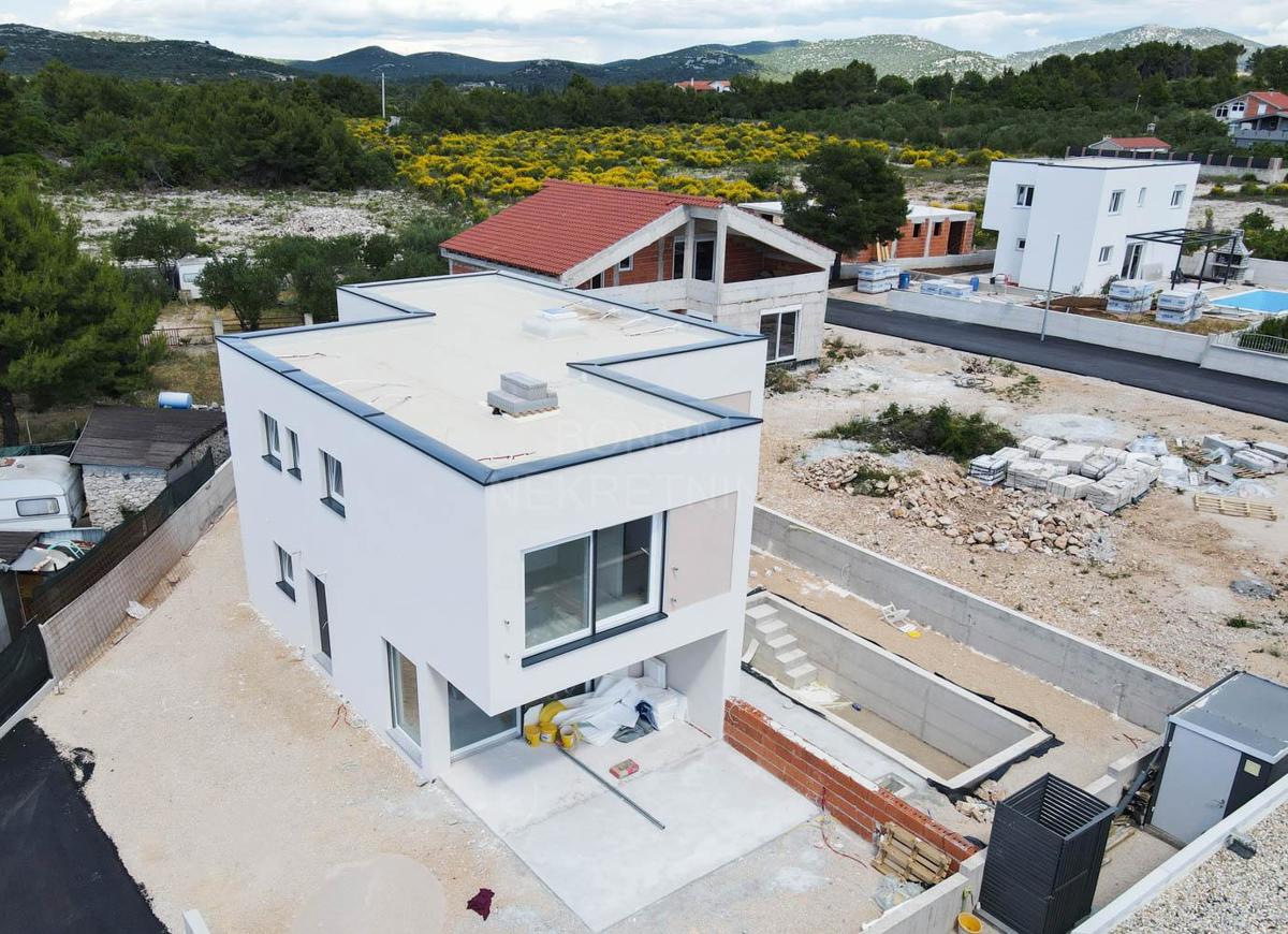 Novogradnja, dvojček v Pirovcu na mirni lokaciji
