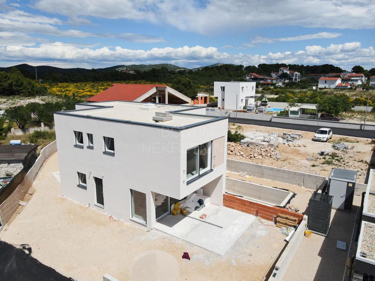 Novogradnja, dvojček v Pirovcu na mirni lokaciji