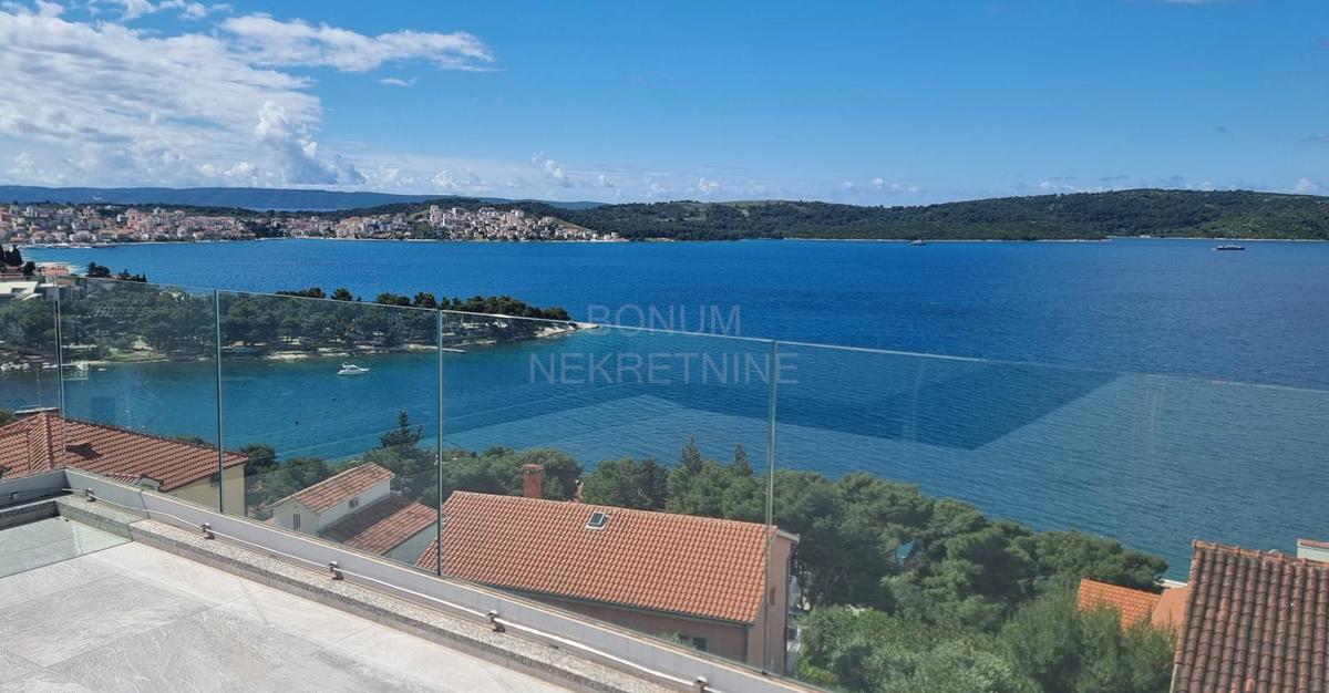 Čudovito stanovanje z razgledom, garažnimi prostori in strešno teraso, Čiovo