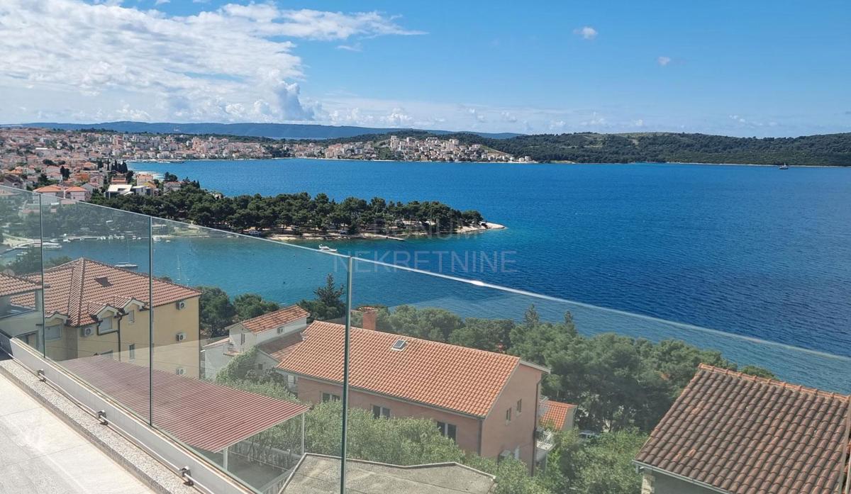 Čudovito stanovanje z razgledom, garažnimi prostori in strešno teraso, Čiovo