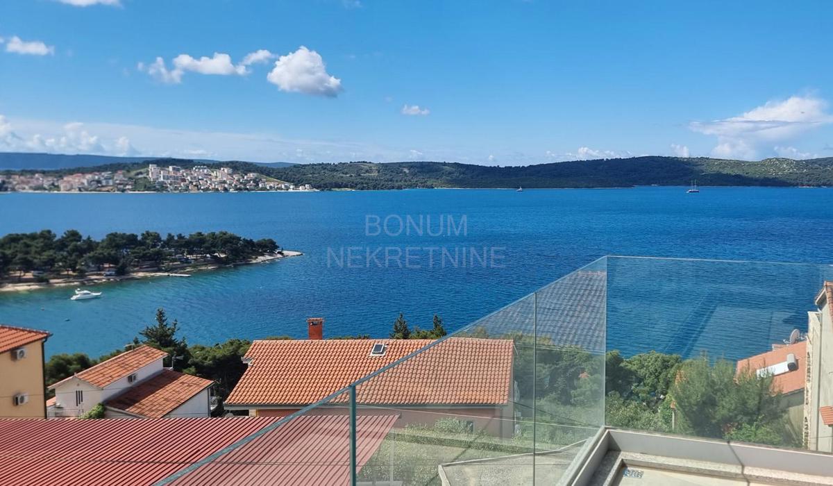 Čudovito stanovanje z razgledom, garažnimi prostori in strešno teraso, Čiovo