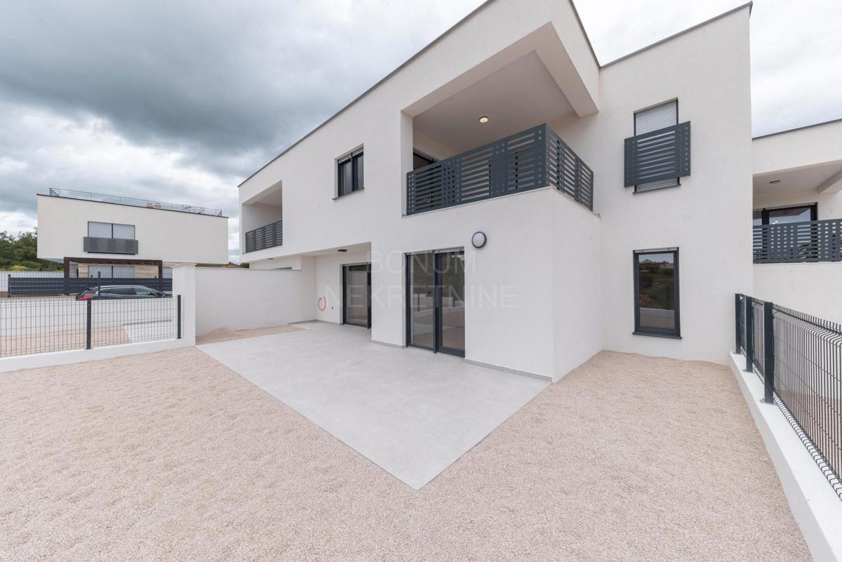 Apartma v pritličju stavbe z dvoriščem, Vodice
