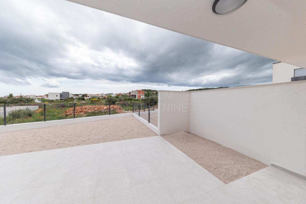 Apartma v pritličju stavbe z dvoriščem, Vodice