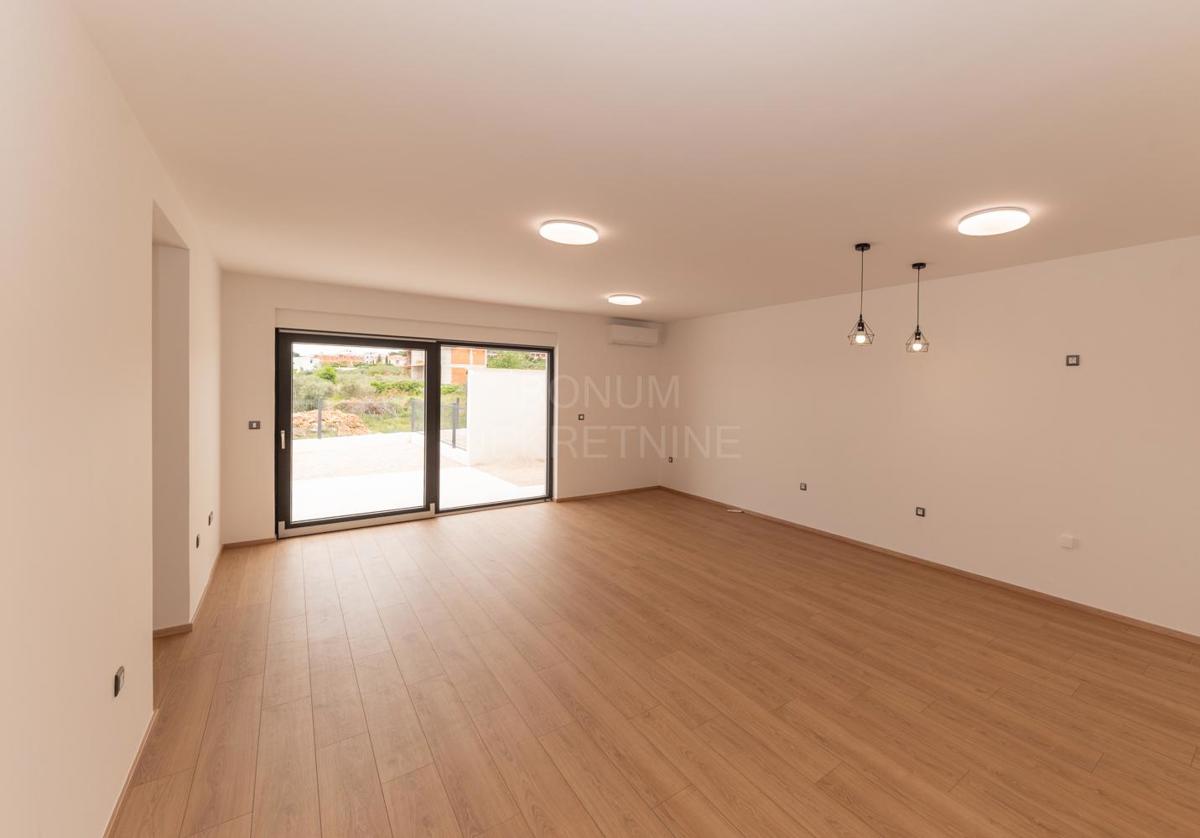 Apartma v pritličju stavbe z dvoriščem, Vodice