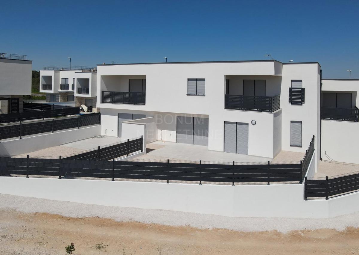 Apartma v pritličju stavbe z dvoriščem, Vodice