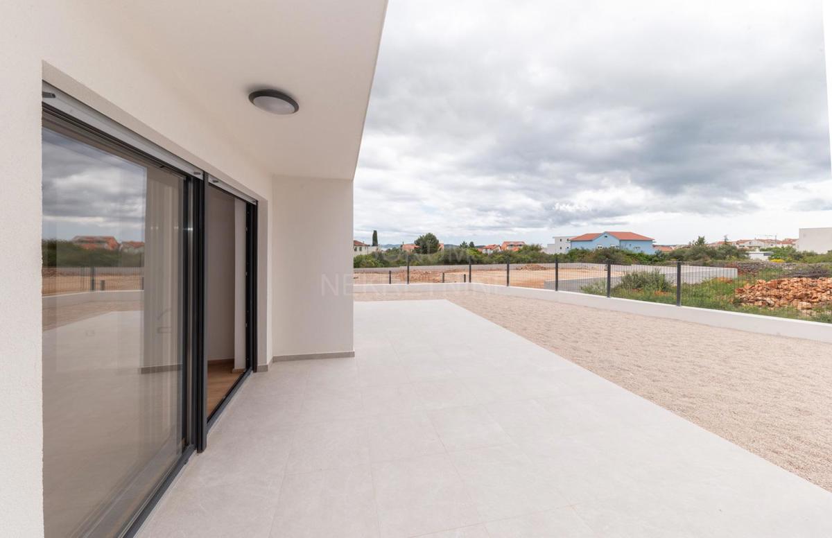 Apartma v pritličju stavbe z dvoriščem, Vodice