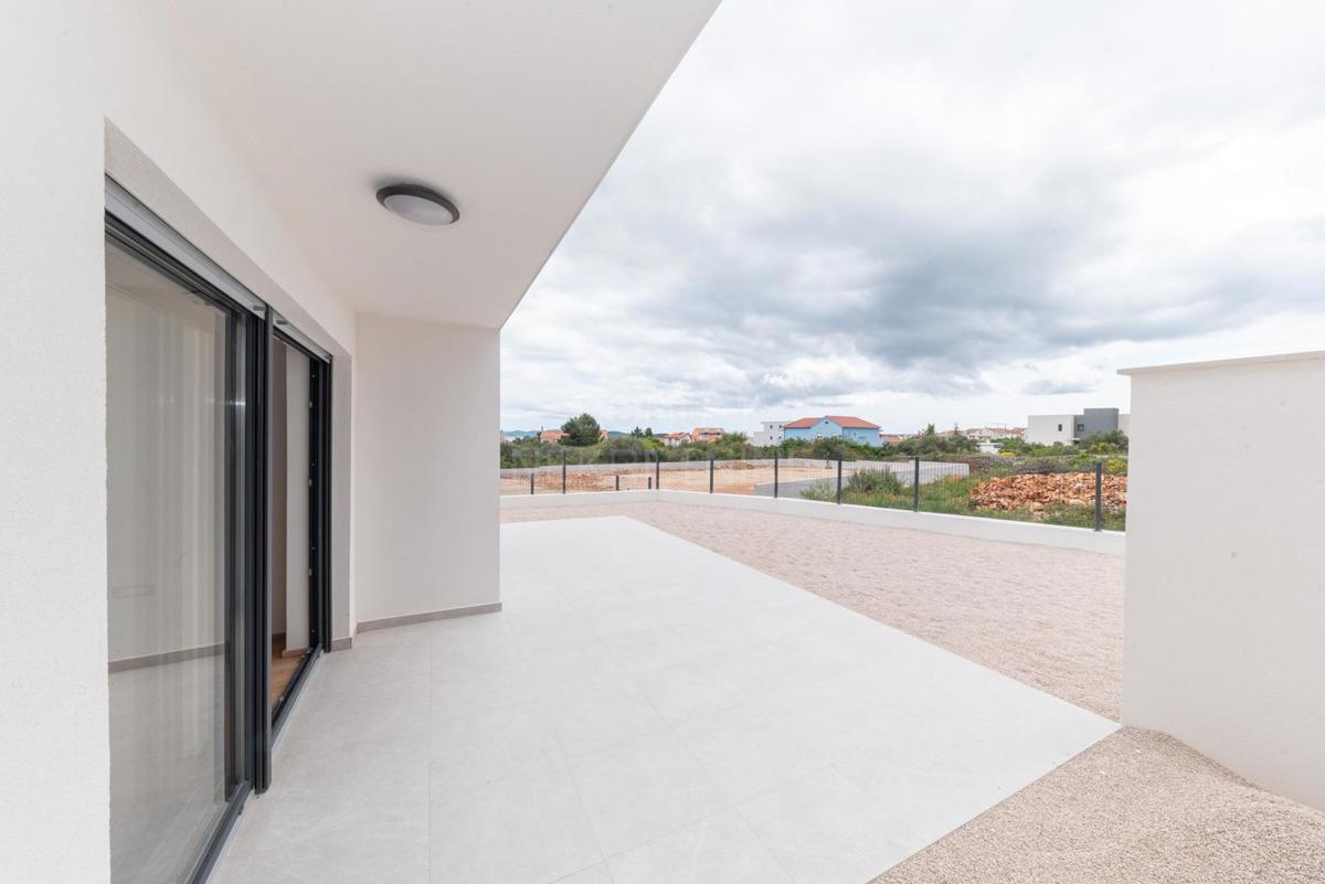 Apartma v pritličju stavbe z dvoriščem, Vodice
