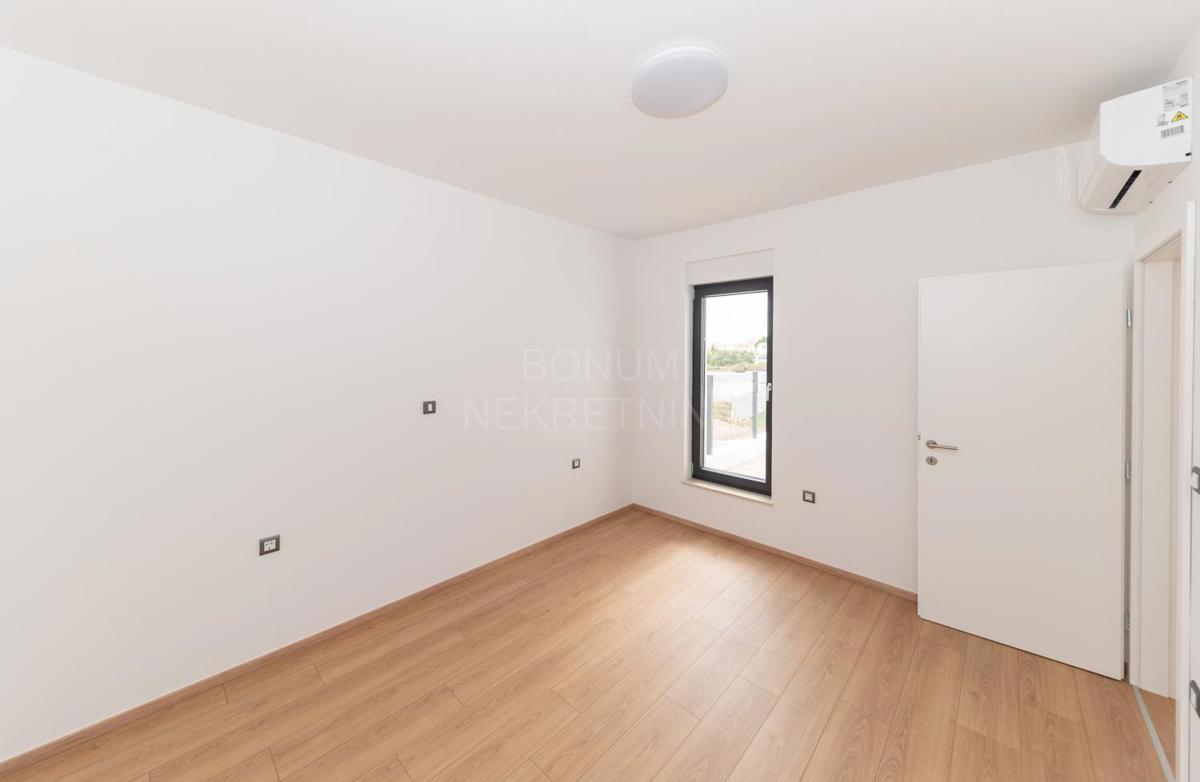 Apartma v pritličju stavbe z dvoriščem, Vodice