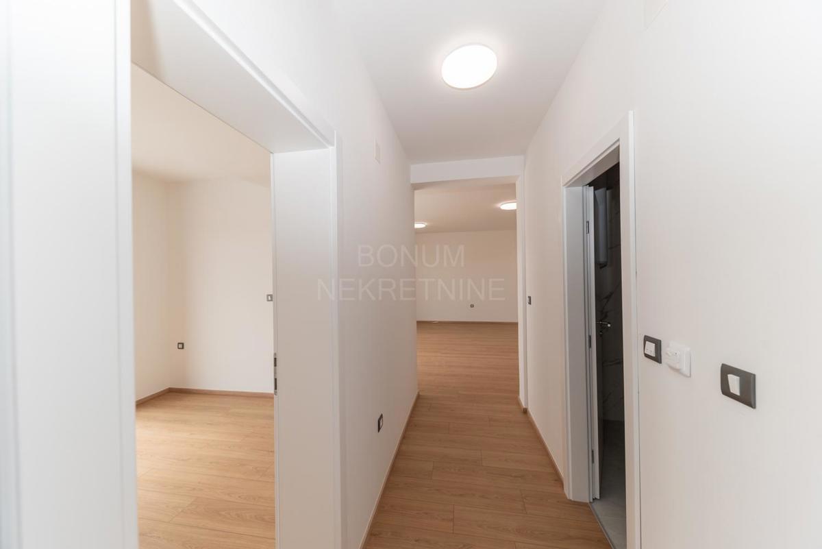 Apartma v pritličju stavbe z dvoriščem, Vodice