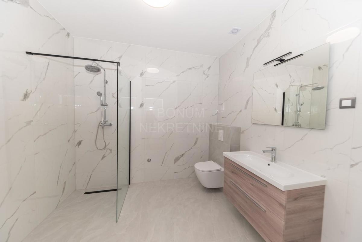 Apartma v pritličju stavbe z dvoriščem, Vodice