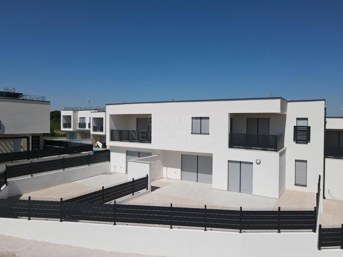 Apartma v pritličju stavbe z dvoriščem, Vodice