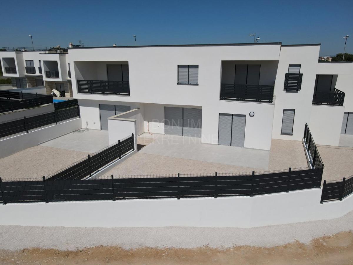 Apartma v pritličju stavbe z dvoriščem, Vodice