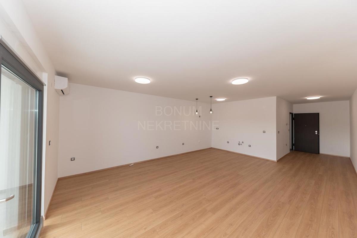 Apartma v pritličju stavbe z dvoriščem, Vodice