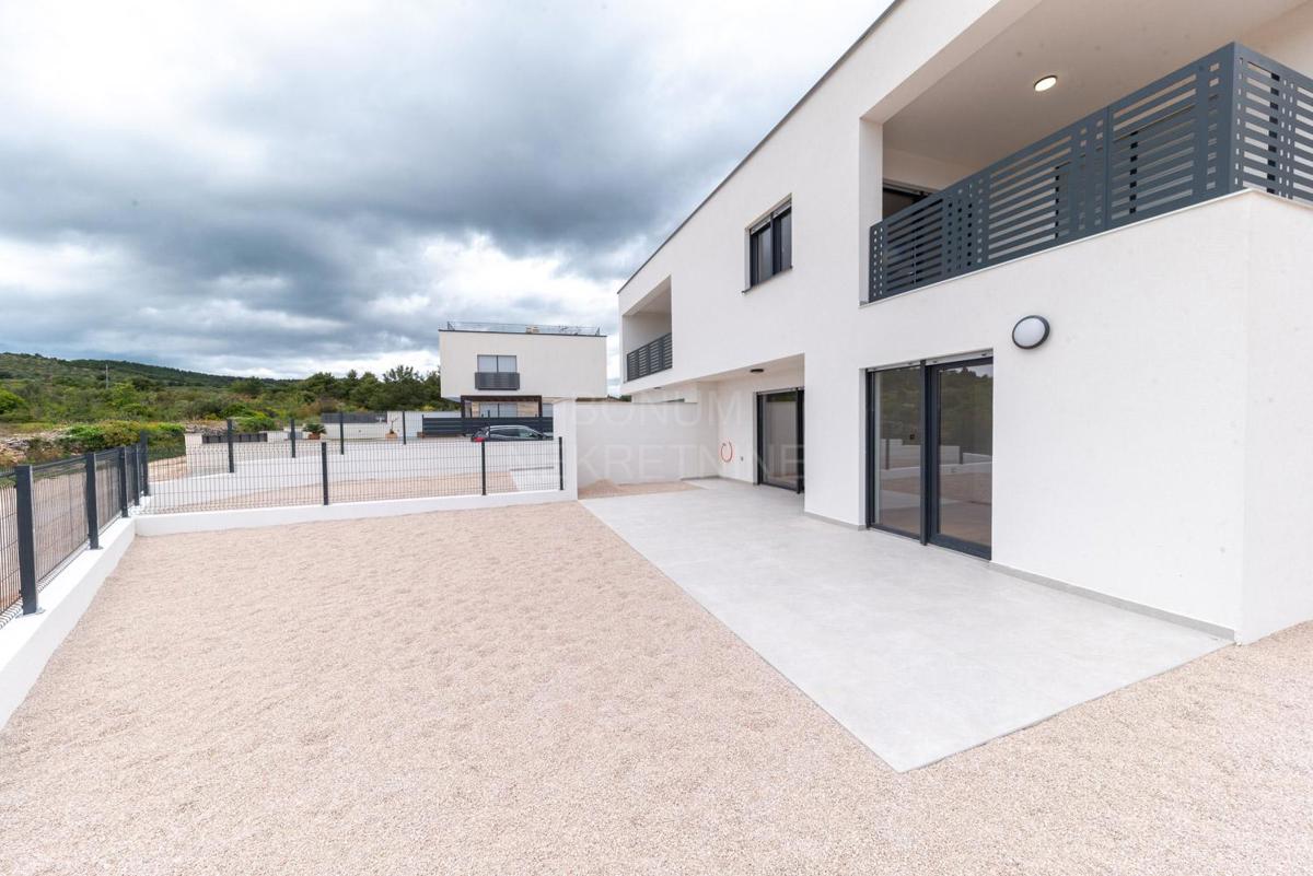 Apartma v pritličju stavbe z dvoriščem, Vodice