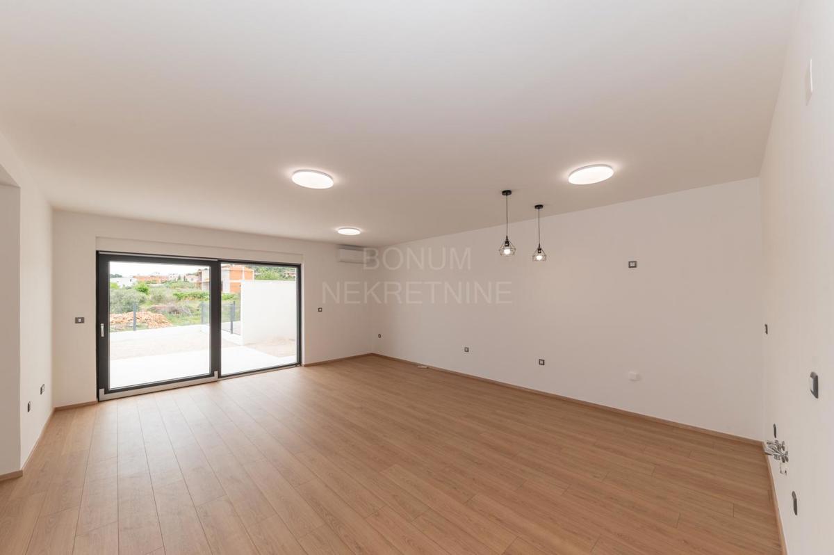 Apartma v pritličju stavbe z dvoriščem, Vodice