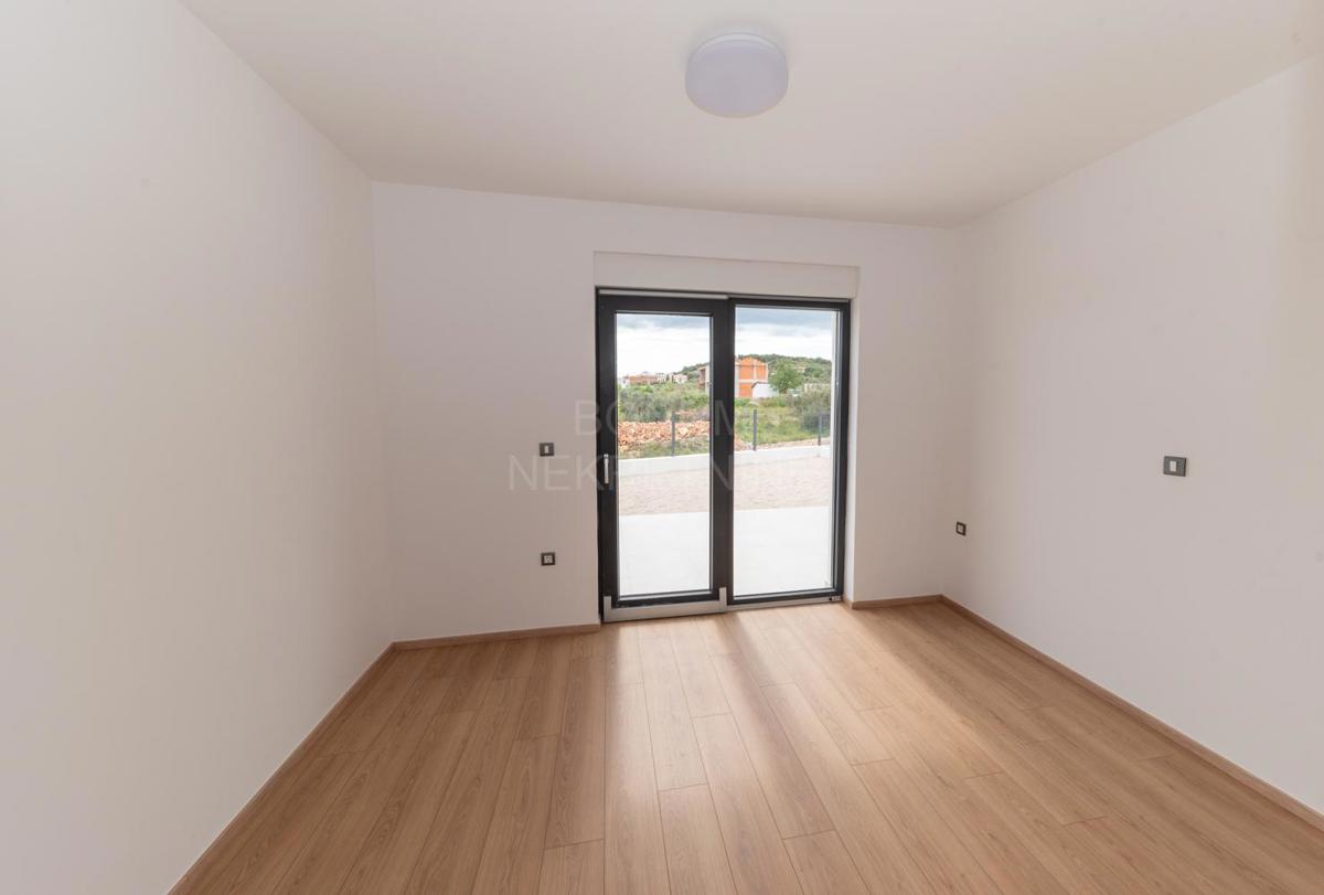 Apartma v pritličju stavbe z dvoriščem, Vodice