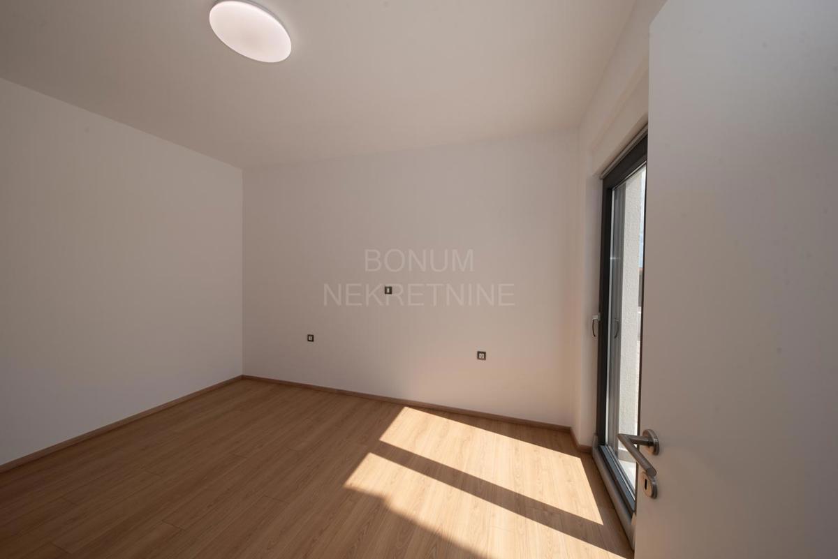 Apartma v pritličju stavbe z dvoriščem, Vodice