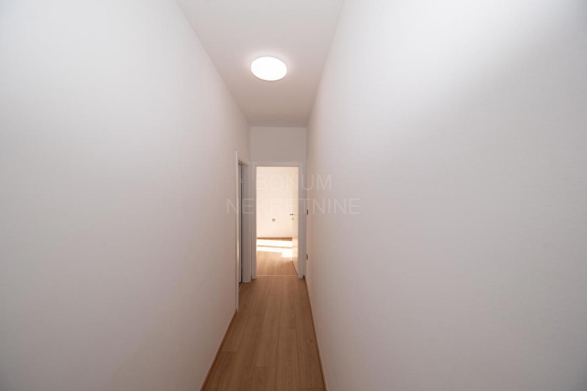 Apartma v pritličju stavbe z dvoriščem, Vodice