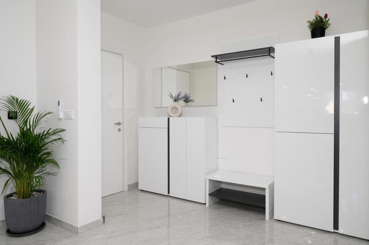 Moderna enonadstropna hiša v mirnem delu mesta, Vodice