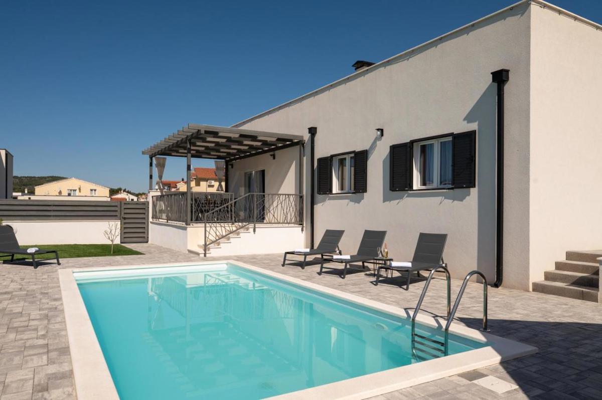 Moderna enonadstropna hiša v mirnem delu mesta, Vodice