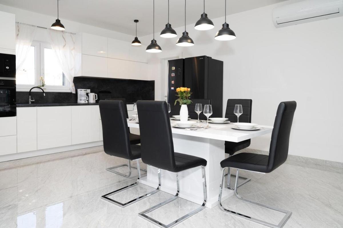 Moderna enonadstropna hiša v mirnem delu mesta, Vodice