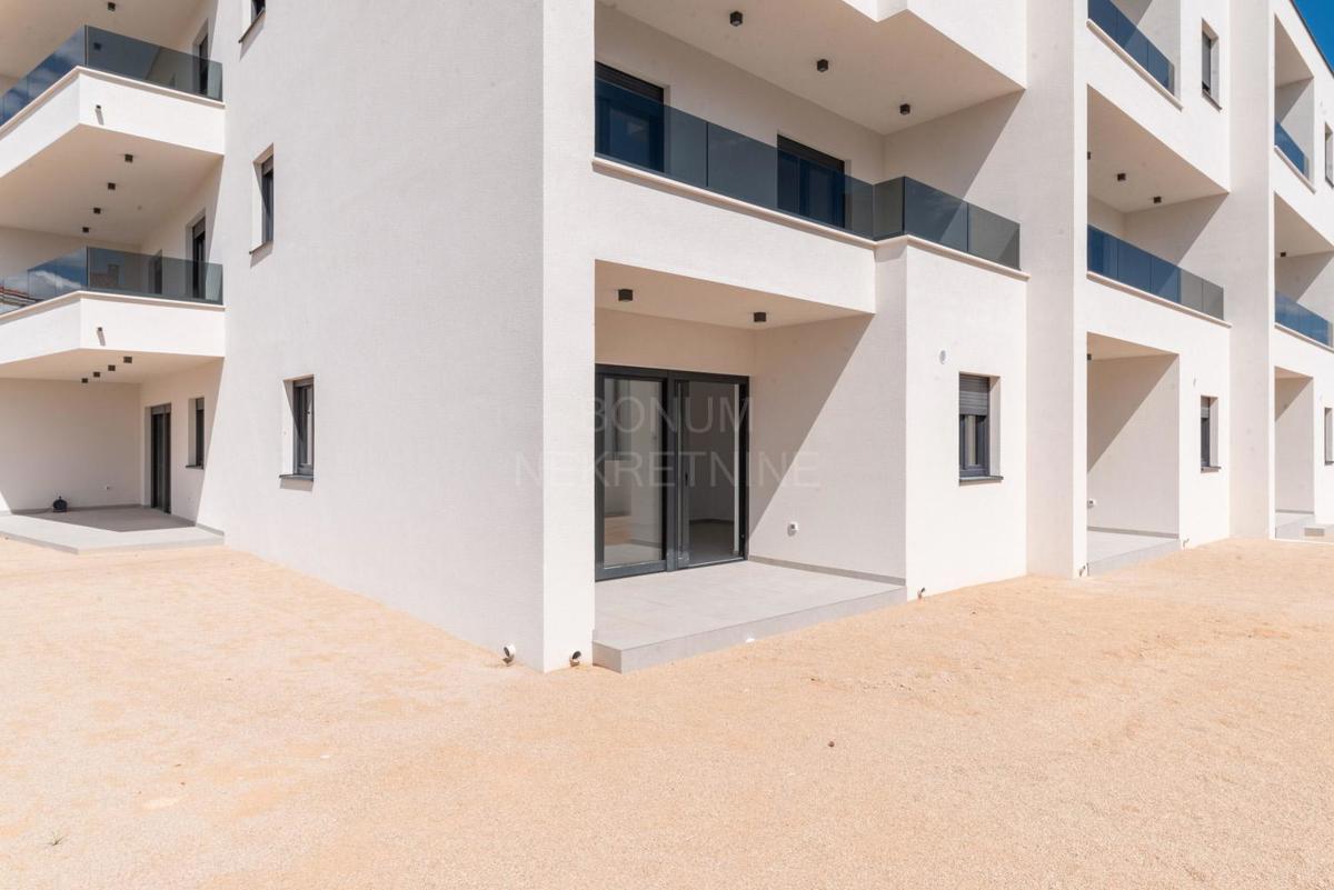  Novo dvonadstropno stanovanje z dvoriščem, Vodice