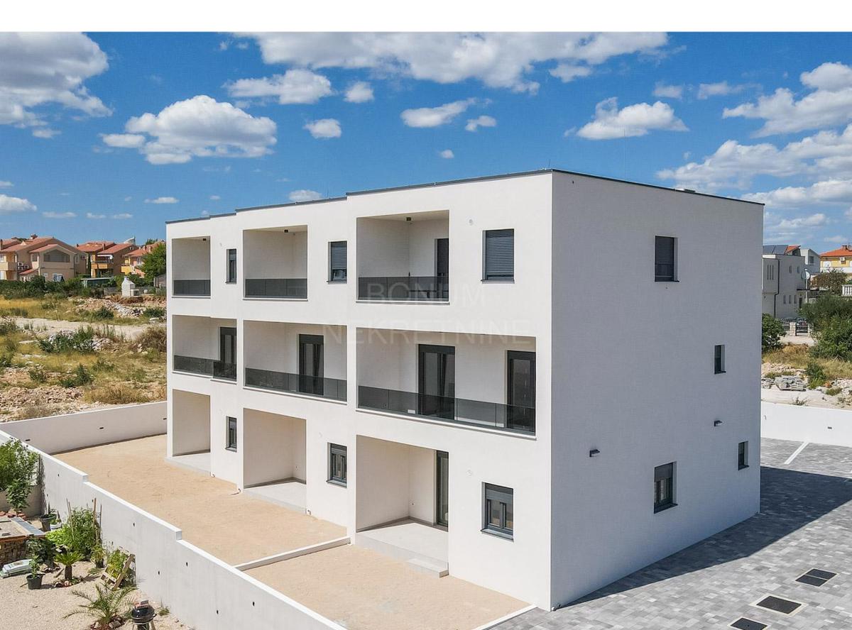  Novo dvonadstropno stanovanje z dvoriščem, Vodice