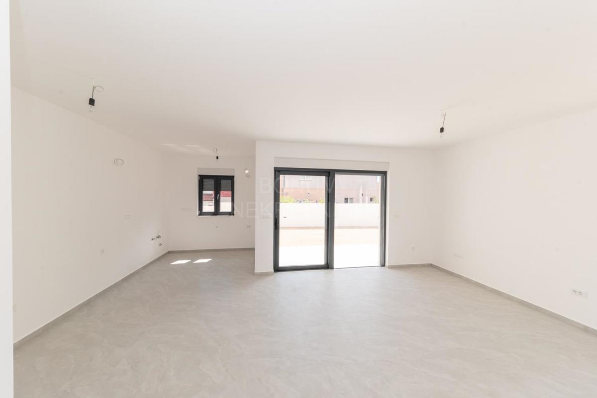  Novo dvonadstropno stanovanje z dvoriščem, Vodice