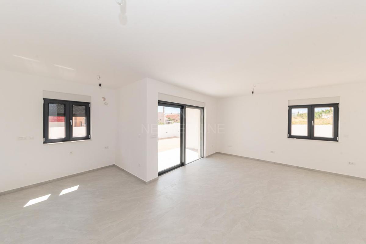  Novo dvonadstropno stanovanje z dvoriščem, Vodice