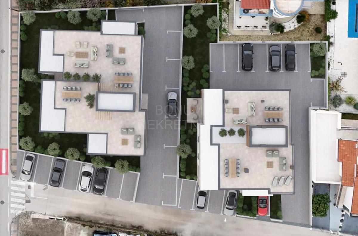  Prostorno stanovanje v centru s strešno teraso, Vodice