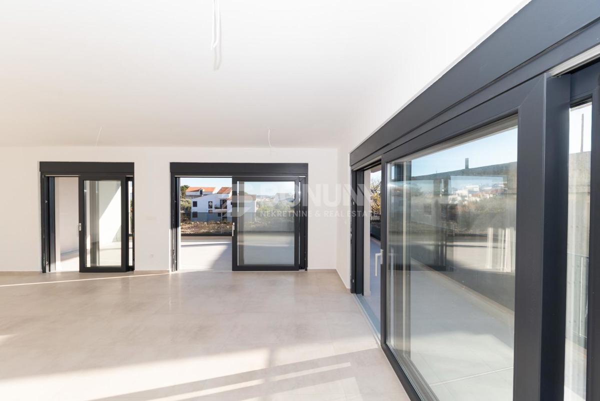  Novo stanovanje v bližini plaže in centra mesta, Tribunj