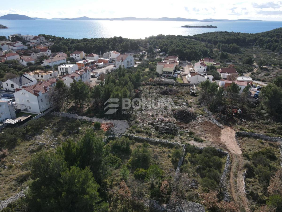 Zazidljivo zemljišče 1.002 m² v Tribunju – 300 m do morja, cona M1, pravilna oblika