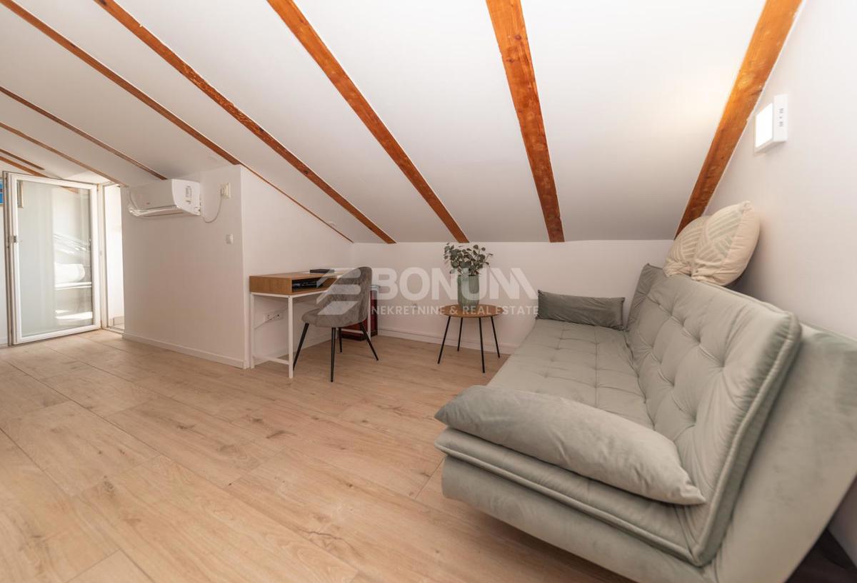 Vodice – stanovanje z galerijo in teraso, 1500 m od morja