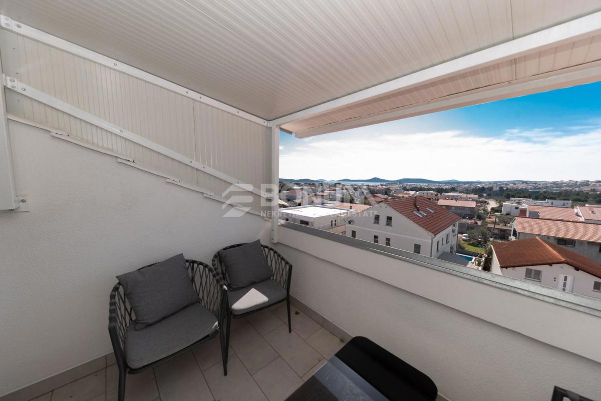 Vodice – stanovanje z galerijo in teraso, 1500 m od morja