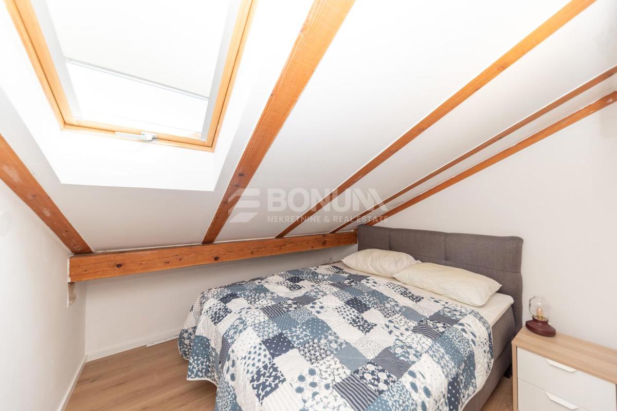 Vodice – stanovanje z galerijo in teraso, 1500 m od morja