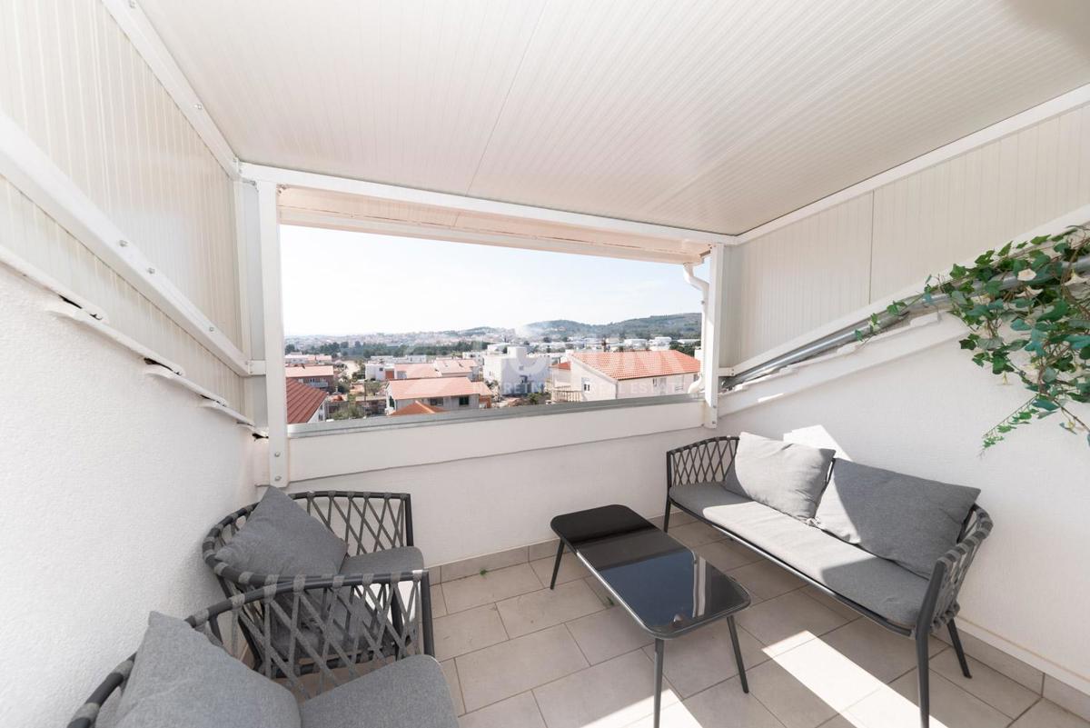 Vodice – stanovanje z galerijo in teraso, 1500 m od morja