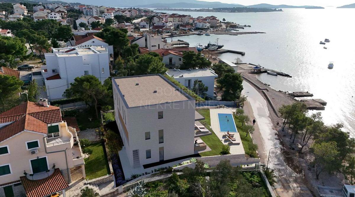  Odličen dvoetažni apartma, prva vrsta do morja, Brodarica
