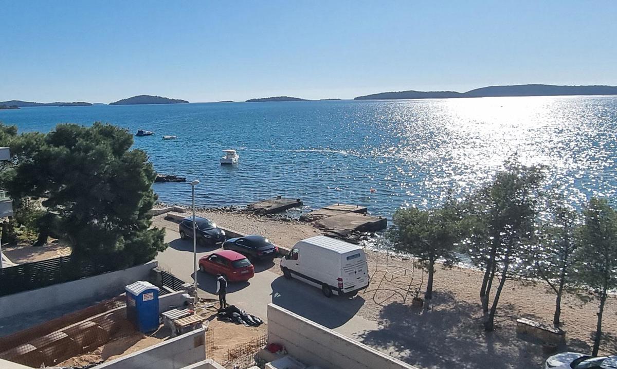  Odličen dvoetažni apartma, prva vrsta do morja, Brodarica