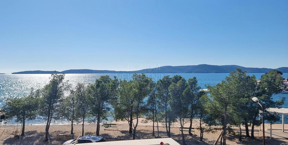  Odličen dvoetažni apartma, prva vrsta do morja, Brodarica