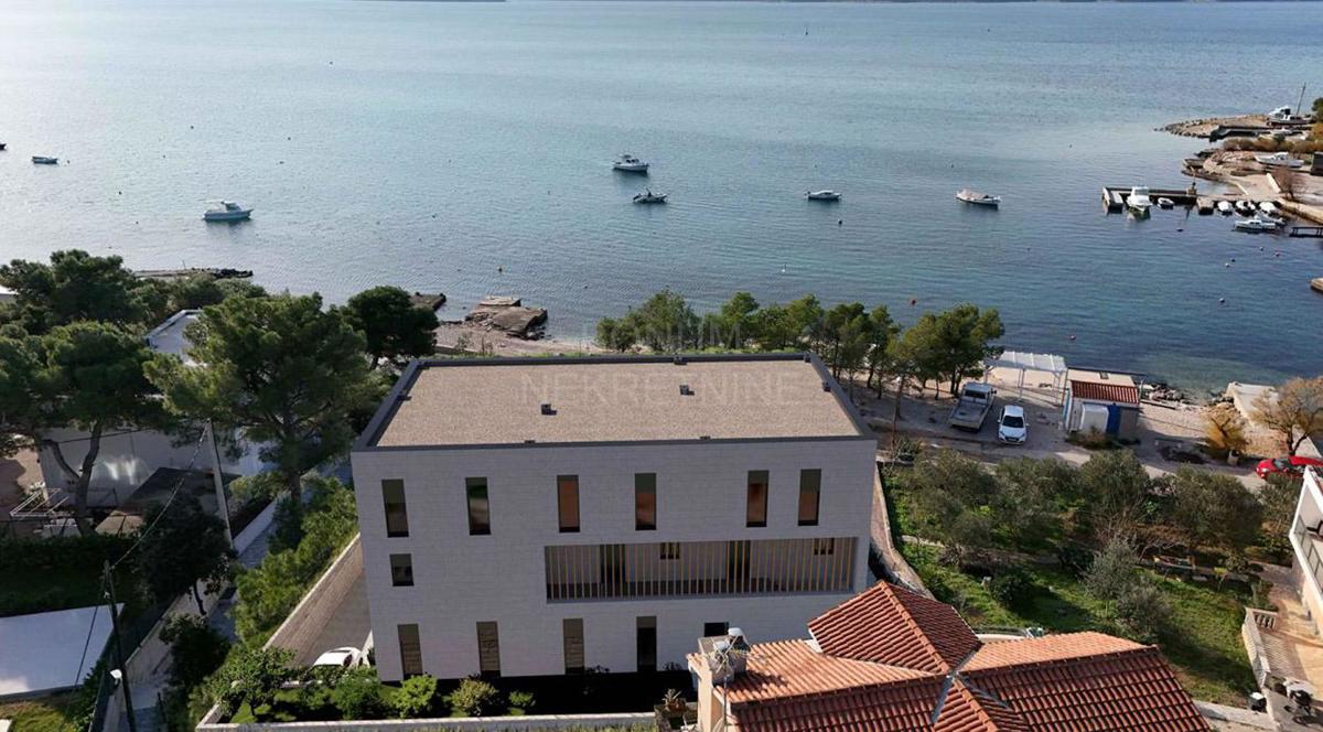  Odličen dvoetažni apartma, prva vrsta do morja, Brodarica