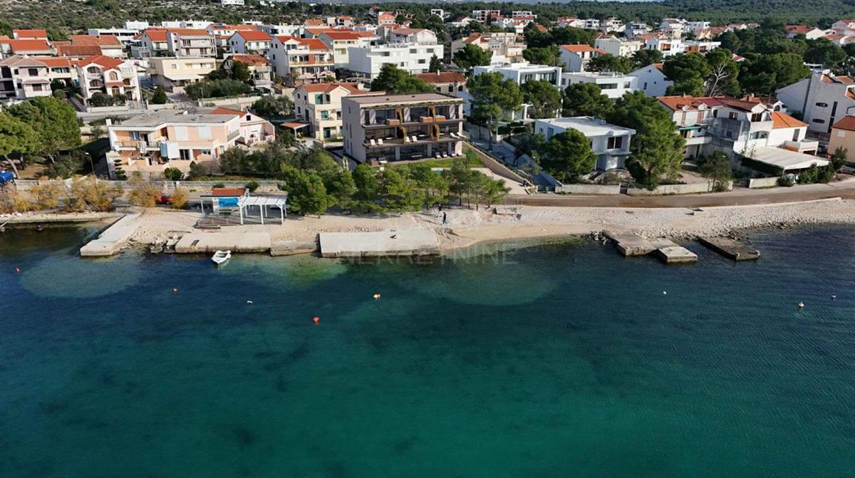  Odličen dvoetažni apartma, prva vrsta do morja, Brodarica