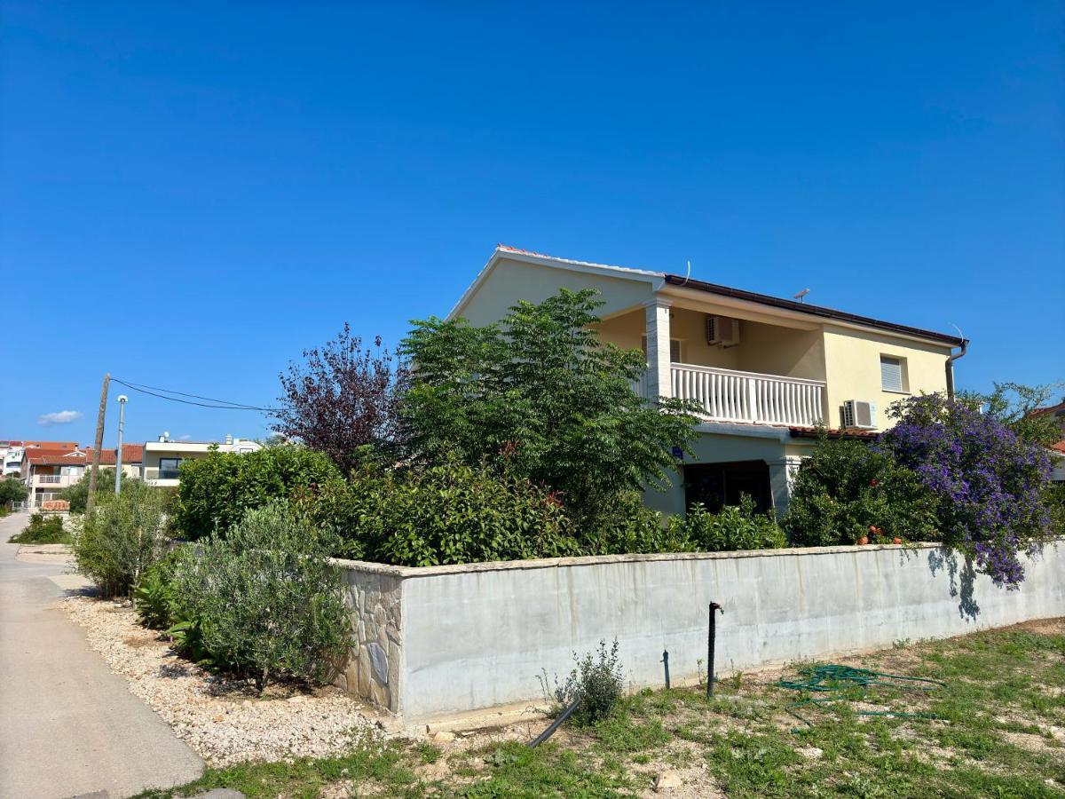 Družinska hiša s tremi stanovanjskimi enotami, Vodice