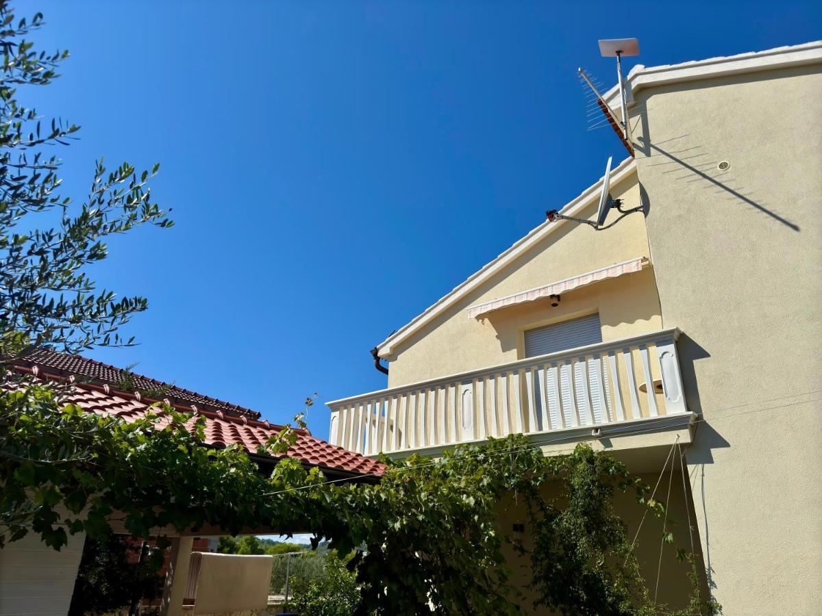 Družinska hiša s tremi stanovanjskimi enotami, Vodice