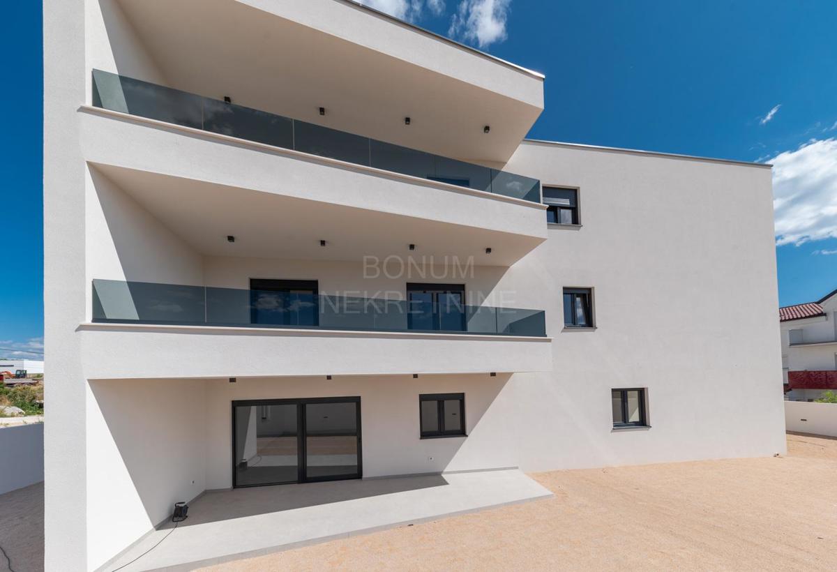 Odlično dvonadstropno stanovanje z dvoriščem, Vodice