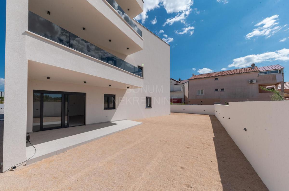 Odlično dvonadstropno stanovanje z dvoriščem, Vodice